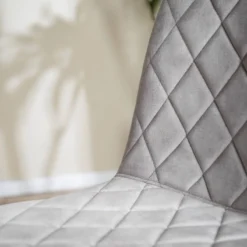 Chaises Capitonnées Trevo II (lot De 2) -Promos Déco Vestiaire Boutique 1000274870 220517 035 DETAILS P000000001000274870