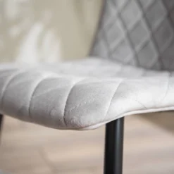 Chaises Capitonnées Trevo II (lot De 2) -Promos Déco Vestiaire Boutique 1000274870 220517 040 DETAILS P000000001000274870