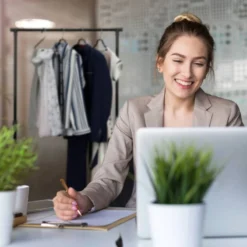 Portant Vêtements Réglable à Roulettes -Promos Déco Vestiaire Boutique d94e189df4be4745a3c4b73ee1fdadc7